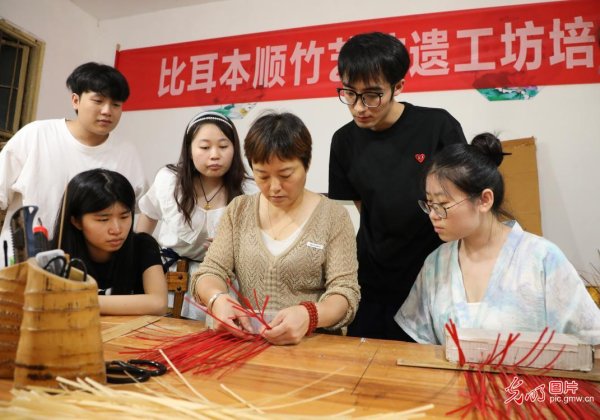 万店优配 直播助农、健康义诊、扮靓街巷……青年学子暑期返乡服务桑梓