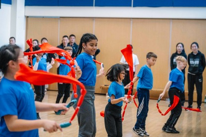 日斗优配 功夫跳绳、龙狮共舞、安塞腰鼓……中国体育老师在英国分享“活力校园”密码