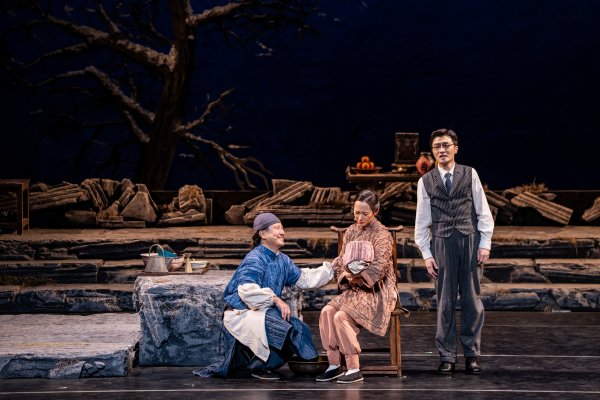 股天乐 黄盈导演《我这半辈子》大剧场升级版上演，金秋时节致敬老舍先生