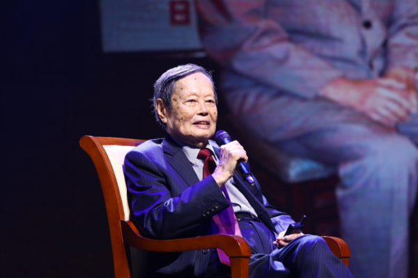 米涂配资 中科院院士、西湖大学校长施一公撰文怀念杨振宁：他的精神在星河中闪亮